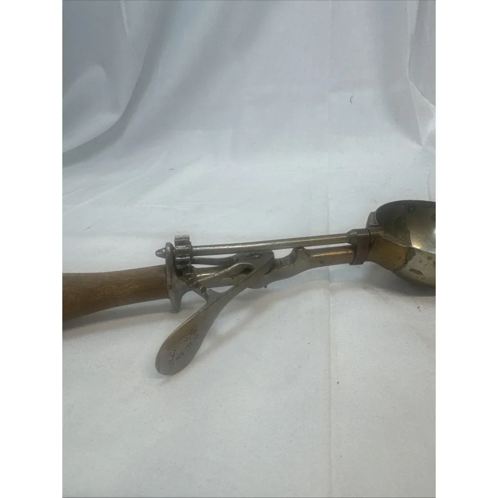 Gilchrist No. 31 Size 12 Ice Cream Scoop Vintage Wood Handle Lever 10-1/2